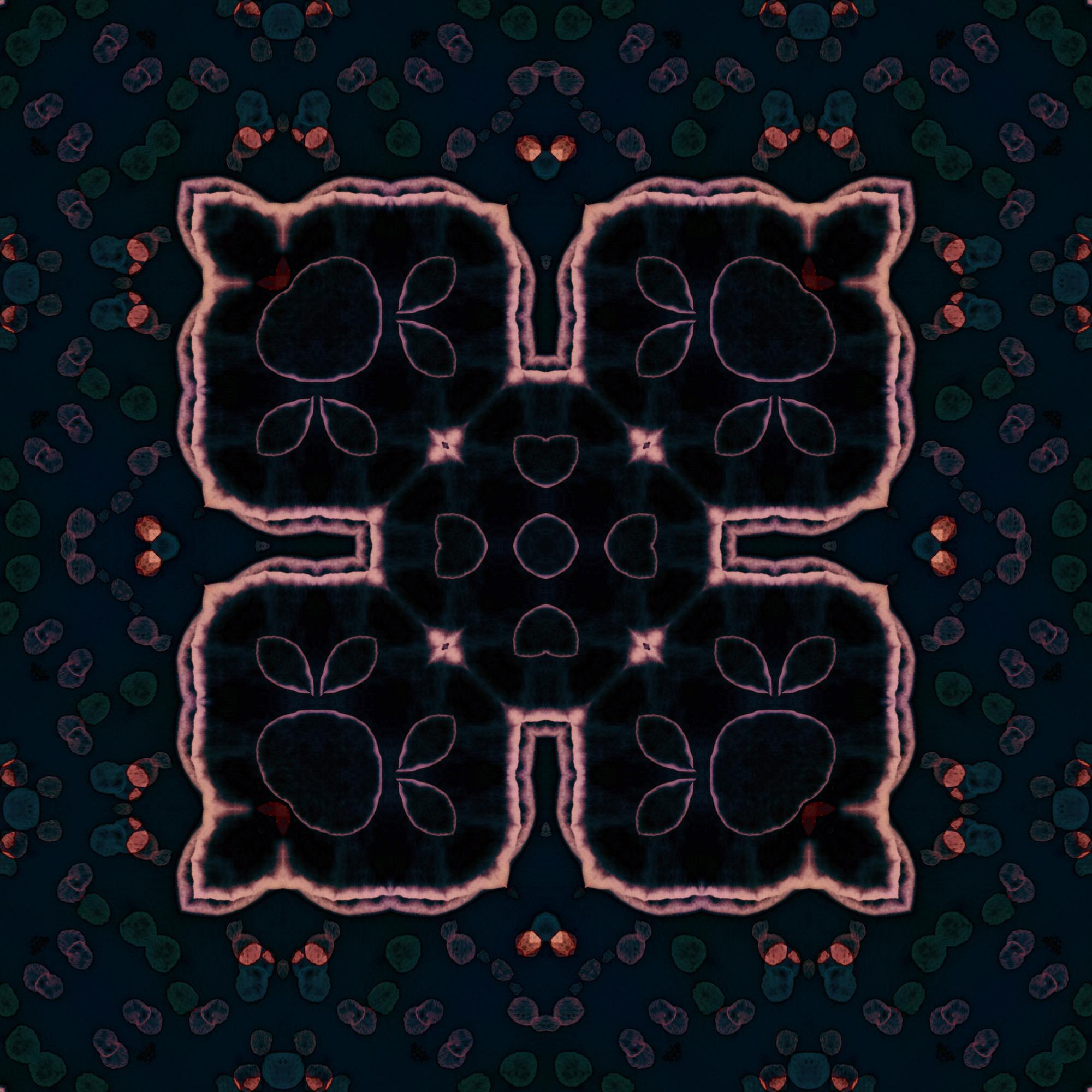 Monogramma ricamato su tessuto scuro